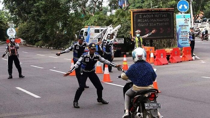 Pengendara Motor Wanita Sering Salah Kasih Lampu Sein?